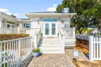 Destin Beach House - Southern Comfort by Panhandle Getaways Hotels in Miramar Beach