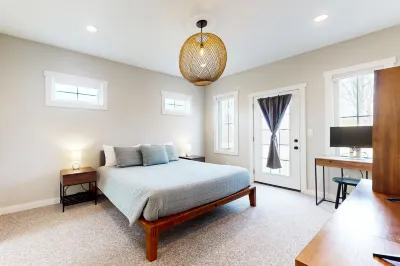 Sawyer Serenity House - Unit 11 - Modern Retreat for 11 - Books, Fireplace, Pond - Sawyer, MI