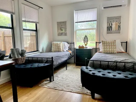 Cozy Living Space with Full Kitchen and Outdoor Courtyard - Vibrant Oasis