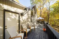Stunning Retreat - Fire Pit, Arcade Games, Deck, Pool Access Hotels in Berkeley County