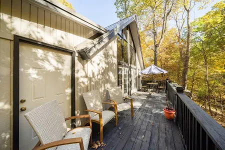 Stunning Retreat - Fire Pit, Arcade Games, Deck, Pool Access