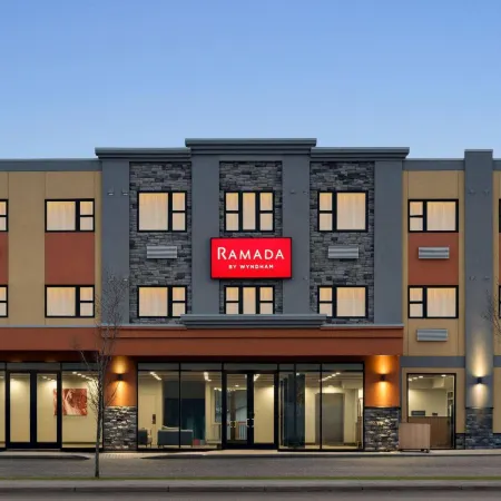 Ramada by Wyndham West Edmonton Hotel & Suites Отели рядом с достопримечательностью «Торговый центр Kingsway»