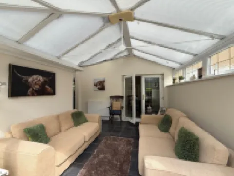 3 Bed House - Sleeps 6 - Parking - Garden - WIfi Neath otelleri