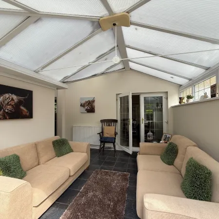 3 Bed House - Sleeps 6 - Parking - Garden - WIfi Hotels in Neath