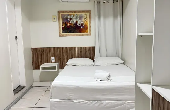 蒙泰塞機場星辰酒店