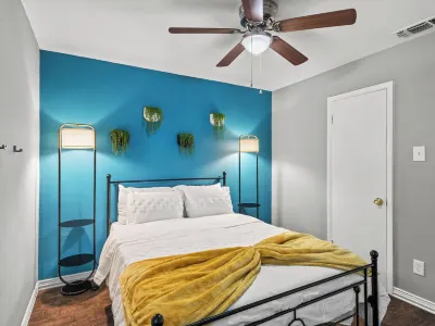 Charming & Centrally Located, mins. from DFW, 6 Flags & ATT Stadium