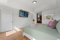 Naples Hidden Gem, pet friendly, king beds