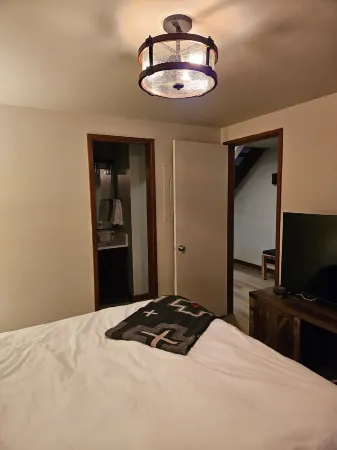 Newly Remodeled Condo on Golf Course, A/C, Pet Friendly, SHARC passes, Bikes. Отели в г. Санривер