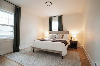 The Designers Apartment - 5 Minutes to Downtown Hotels near Boscov's