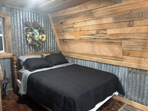 Peaceful secluded cabin located near Horseshoe Lake Hotels in Alexander County