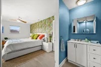 Waterfront, Hot Tub, Kayaks, Sauna, Heated Pool, Arcade, Mini Golf, Fire Pit