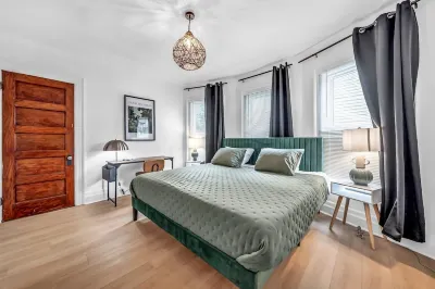 7bdrm, 3baths, 2 kitchens, mins to falls, Arcade, WiFi, AC, parking