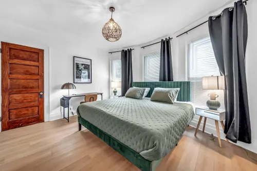 7bdrm, 3baths, 2 kitchens, mins to falls, Arcade, WiFi, AC, parking