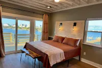The Ripple Effect-Brand New & Waterfront - 360 Degree Water! Seaside Art Gallery附近的飯店