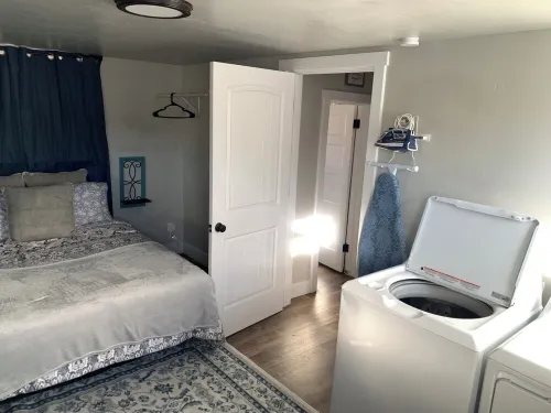 Flexible Stay, Near Hospital & Fairgrounds, W&D, 3 Queen Beds