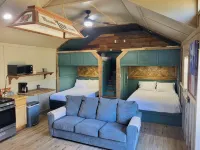 Cozy “Bunkhouse” cabin in charming Leakey with WiFi, AC. Near Frio and Garner! Hotels in Real County
