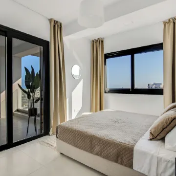 Sanders Elgio - Precious 3-Bdr Apt with Balcony