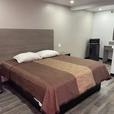 Welcome Inn & Suites Anaheim Hotel berhampiran Hobby City Doll and Toy Museum