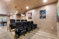 Smoky Poolside Chalet Отели в г. Севьервилл