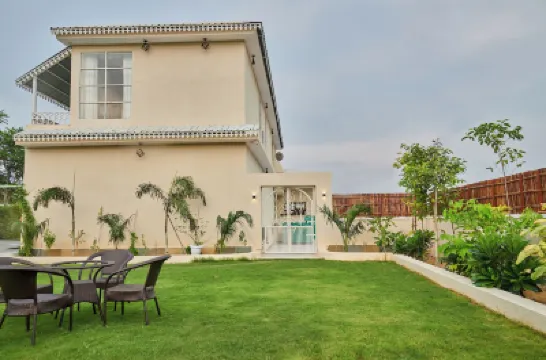 Free Birds Bungalow Hotels near Jal Mahal