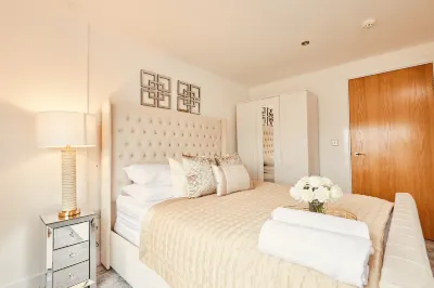 Deluxe City Apt, River Canal View& Free Parking! Hotels in Cultural Quarter