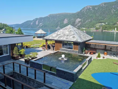 Bremanger Fjord Hotell Отели в г. Бремангер