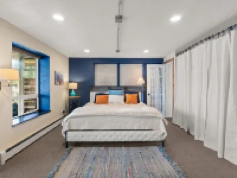 Cozy, comfortable, peaceful, unique lakeside house w beautiful views/Olympia Hoteles en Lacey