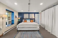 Cozy, comfortable, peaceful, unique lakeside house w beautiful views/Olympia Hotels in Lacey