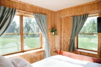 Central yet quiet Log Cabin on 4 acres with laundry, kitchen, bathroom and sauna