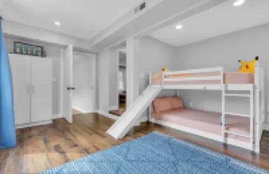 Hot Tub. Arcade Room. King Bed+ 2 Full Size Beds w/ linens+towels provided.