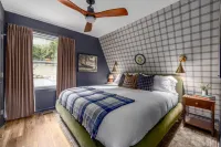 Unique & Luxe Gem: Hot Tub, Fire Pit, Office, Community Pool Hotels in Morgan County