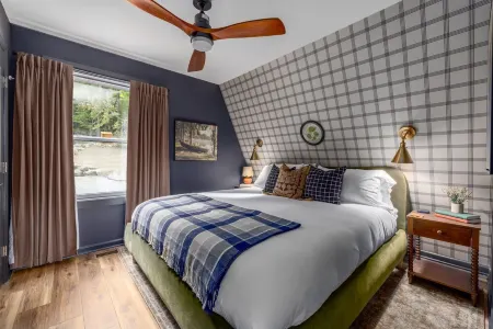 Unique & Luxe Gem: Hot Tub, Fire Pit, Office, Community Pool