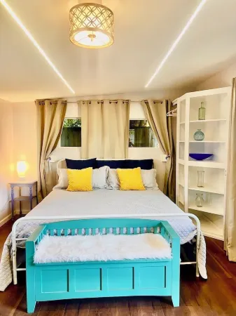 King & Queen Suites with Hot Tub & Private Yard Отели рядом с достопримечательностью «Riverside Hall School of Engineering and Computer Science»