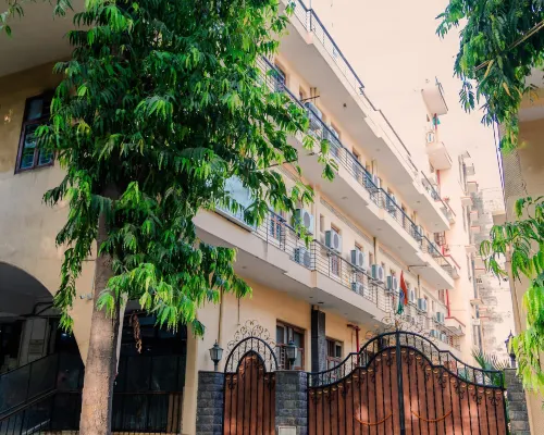 Peepal Tree Residency Hotels near Select Citywalk