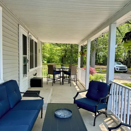 Charming 2-bedroom cottage steps away from the beach, restaurants, and downtown