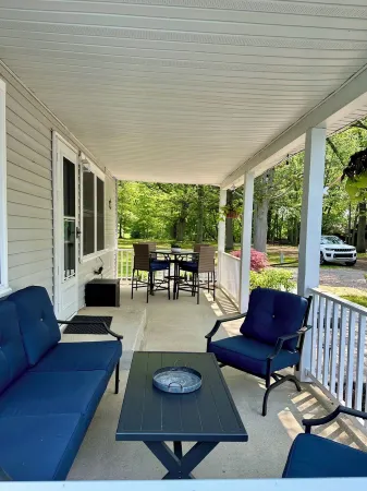 Charming 2-bedroom cottage steps away from the beach, restaurants, and downtown