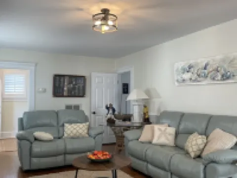 The Deadrise Inn, Sleeps12, Spacious, Newly Renovated โรงแรมในMiddlesex County