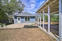 Large Family Cottage Near Main St Shops! Sleeps 9. Hotels in Uvalde