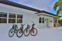 Huge Cove Home w Tiki and Spa+ Bikes, Minutes to Ocean Hotels near Deerfield Beach