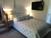 Bass Lake Views & Access. Walk Downtown Elk Rapids. Hotel di Elk Rapids