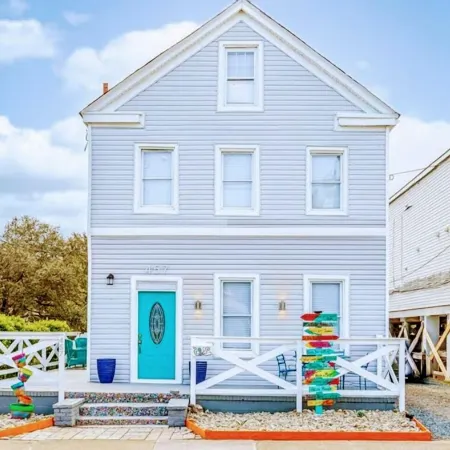 Victoria home Beachfront 3b, 2 bath 4 bed close to shop and toy for children