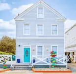 Victoria home  Beachfront 3b, 2 bath 4 bed  close to shop and toy for children