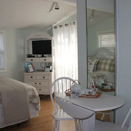 Charming Cottage in Historical Dist with Beautiful Gardens-5 Minute Walk to Town