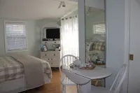 Charming Cottage in Historical Dist with Beautiful Gardens-5 Minute Walk to Town