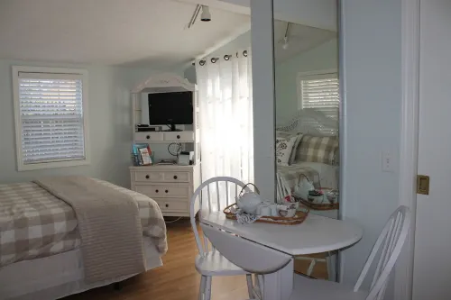 Charming Cottage in Historical Dist with Beautiful Gardens-5 Minute Walk to Town