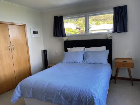 Whitianga Beachfront, with extensive views across Mercury Bay. Отели рядом с достопримечательностью «The Lost Spring»