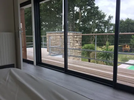 Contemporary house with swimming pool, jacuzzi and gym. Отели в г. Морбиан