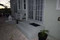 Feels Like Home 1 Bed Retreat Conveniently Located to Many Places of Interest. Hotels in Jackmans