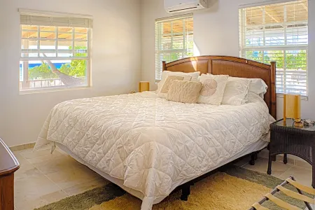 Blue Breeze on Grand Turk - Classic Beach House, Modern Space