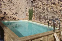charming house in renovated farmhouse 30 minutes from Sarlat, enclosed garden. Các khách sạn ở Mazeyrolles